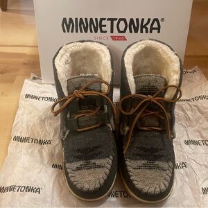 Minnetonka women's shoes Black and Brown Moccasins